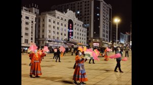 А бабушки порхают, бабушки... (полуЦэ). В масочках, кстати, до сих пор..