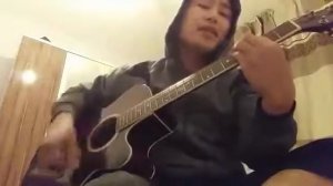 Парень круто играет на гитаре