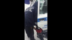 Очевидец снял на видео жесткое задержание ехавшего из больницы водителя в Югре
