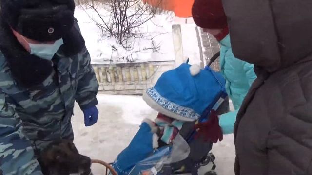 В Томске полицейские-кинологи и пес по кличке Фугас необычно поздравили женщин с праздником