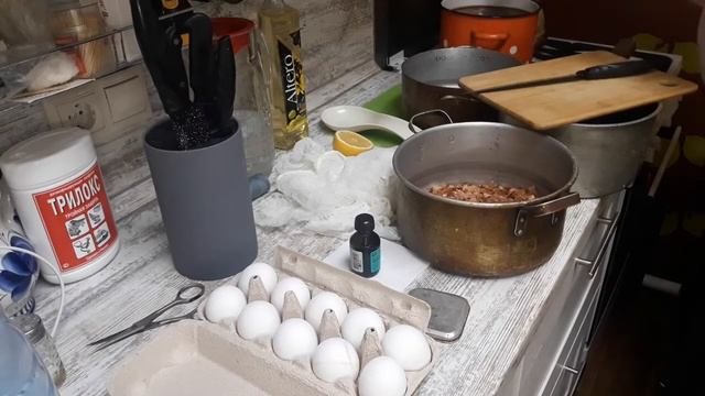 КРАСИМ ПАСХАЛЬНЫЕ ЯЙЦА ЛУКОВОЙ ШЕЛУХОЙ С ЗЕЛЕНКОЙ. ПОЛУЧАЮТСЯ НЕОБЫКНОВЕННЫЕ МРАМОРНЫЕ ЯЙЦА. смотреть онлайн