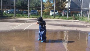 Ребенок бегает по луже