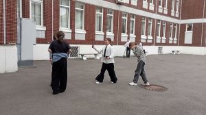 драка между девочками на улице на перемене.