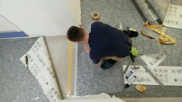УКЛАДКА ЛИНОЛЕУМА JUTEKS В ОФИСЕ. СОЕДИНЕНИЕ НА ШОВ ХОЛОДНОЙ СВАРКИ. смотреть онлайн