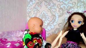 Я ПРИКЛЕИЛАСЬ К УНИТАЗУ НА 24 ЧАСА! Катя и Макс веселая семейка! Смешные куклы Барби и ЛОЛ Даринелка