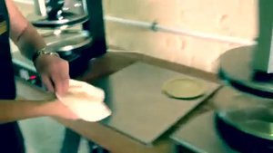 Получение тестовых основ для пиццы с помощью Гриль-мастер Ф2ПЦЭ