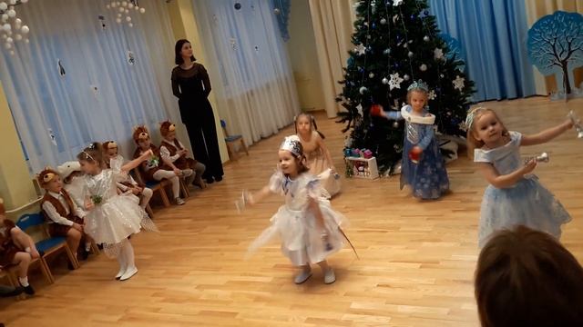Танец льдинок .Средняя группа.mp4