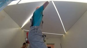 Натяжной потолок с растровым освещением.