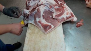 Обвалка свиной лопатки
