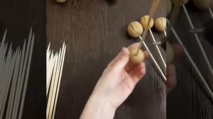 Как крепить грецкие орехи на шпажки.