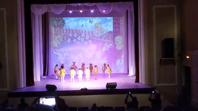 "Танец цеплят". Выступают малыши. смотреть онлайн