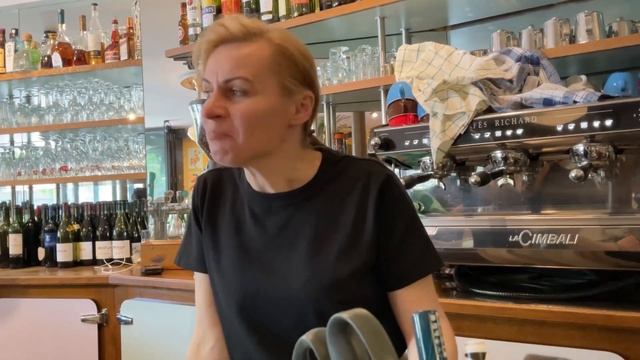 Палец в бокал. Что делают официанты противному клиенту?? смотреть онлайн