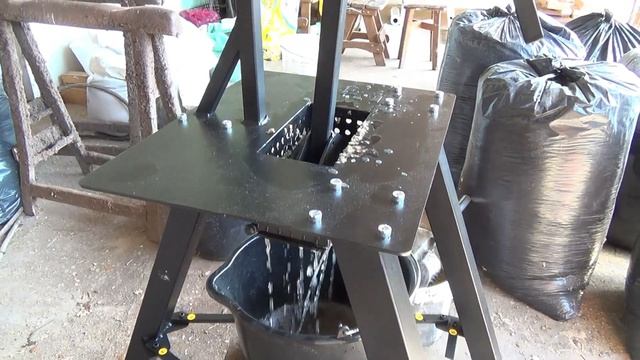 brykiet z trocin i papieru, wyciskanie prasą,опилки и бумажный брикет, прессование, смотреть онлайн