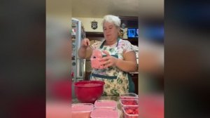 Клубника со сгущенкой в заморозку?Очень вкусно.