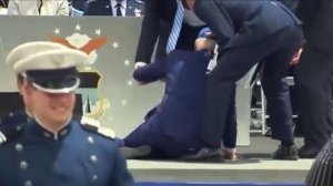 Байден споткнулся и сильно упал на церемонии выпуска Академии ВВС США в Колорадо.