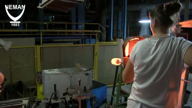 Стеклозавод "НЕМАН". Гута. Декор стакана цветной нитью. смотреть онлайн