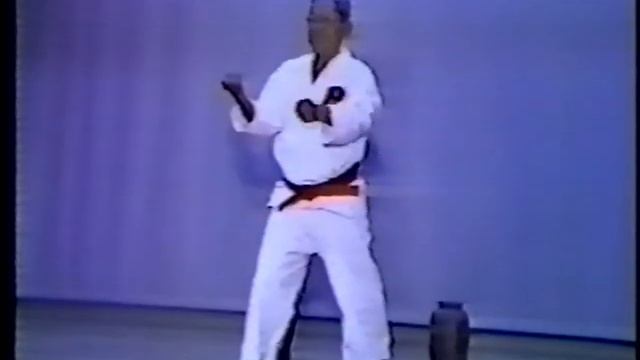 Сенсей Кина, демонстрирует ката тенсё для правительства Окинавы ( 80 лет) смотреть онлайн