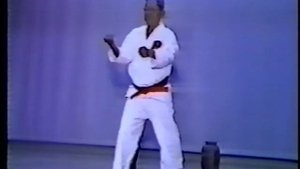 Сенсей Кина, демонстрирует ката тенсё для правительства Окинавы ( 80 лет)