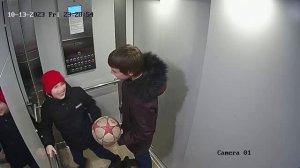собака чють не уехала одна в лифте? @niga9876