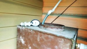 Как построить удобный туалет на строительном участке с унитазом и автономным водоноснабжением.