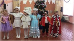 Новогодний утренник: дети читают стихи про зиму и новый год.