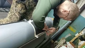 Переклеиваю уключины под вёсла. Клею люверсы под консоль. PVC boat. Tuning.