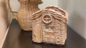 Плетем корзинку-домик, подарок учителю на 1 сентября