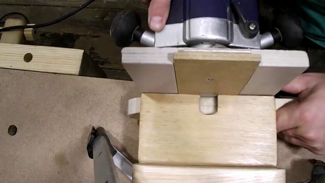 Как делать пазы с помощью самодельного присадочного фрезера смотреть онлайн