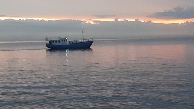 Последние лучи закатного солнца, пароход. Финский залив, Балтийский бульвар, каменистый пляж