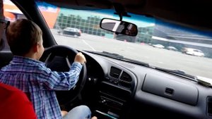 Мальчик за рулем автомобиля Mazda.