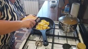 Готовлю супчик на обед) с Ромой по делам) Накопали Хрен) Быть хреновине) Что купили???? БЛАГОДАРЮ❤