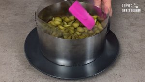 Салат с грибами и маринованными огурчиками