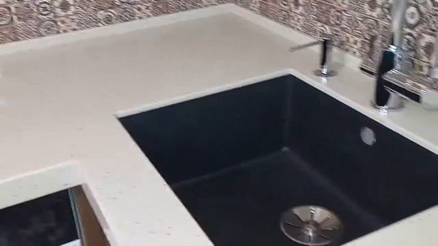 Светлая столешница из акрила с черной мойкой Blanco