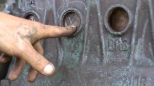 Попытка выдергивание пробки блока при помощи шурупа