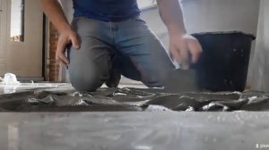 укладываю плитку 60 на 60  без гребенчатого шпателя  .?