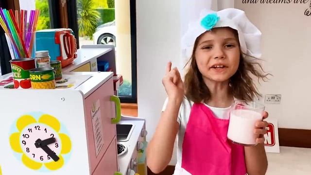 Макс и Катя играют в Кафе с папой