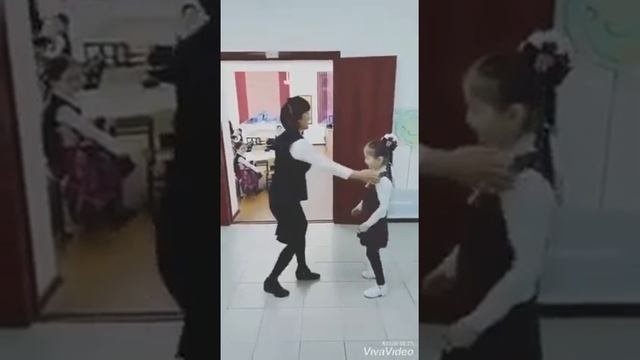 Хорошая учительница танцует с учениками????