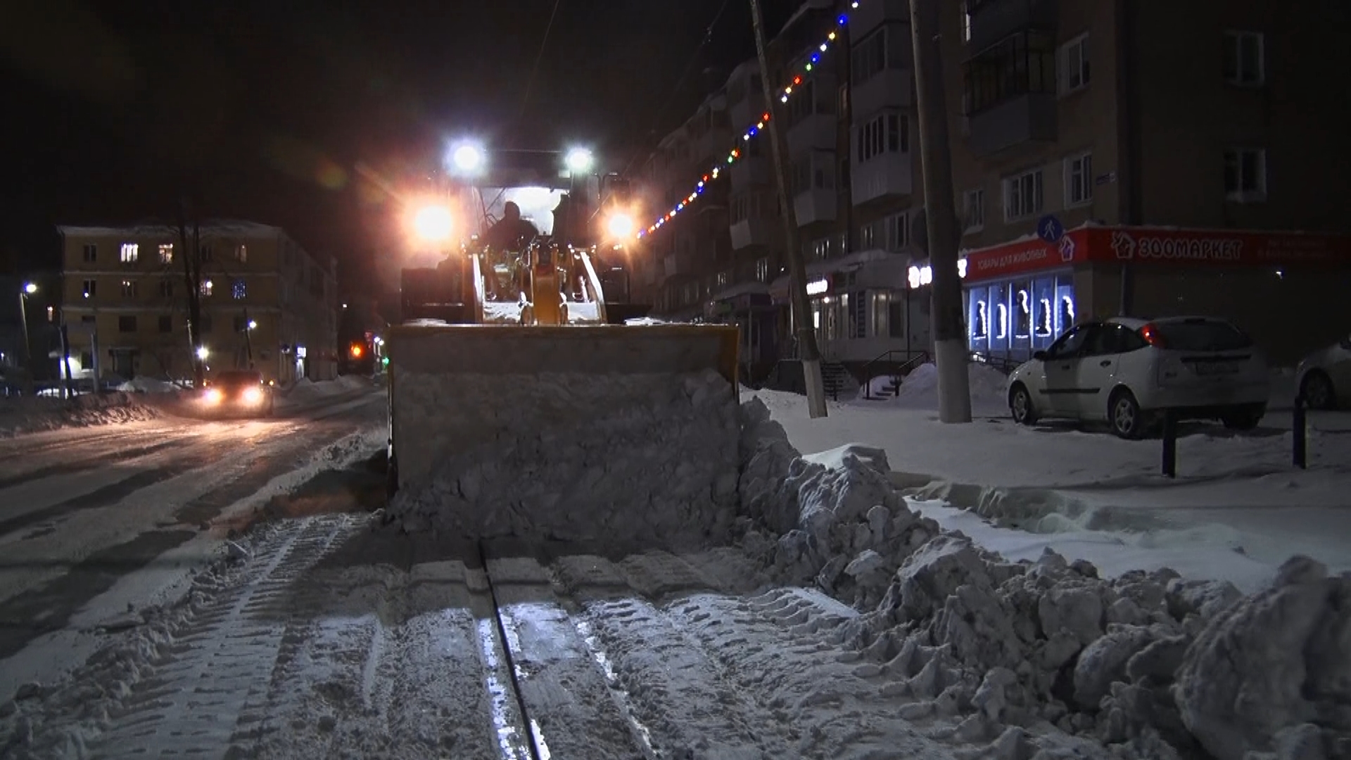 В Златоусте продолжается борьба со снегом
