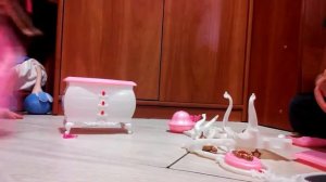 Софико собирает игрушечную мебель с братом. Веселая игра