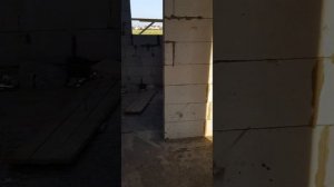 краткий обзор дома 8×10 с двухскатной крышей.