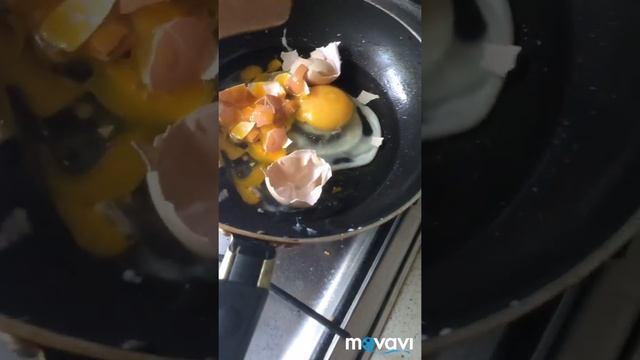 Типичное утро школьника))) и мама готовит яишенку