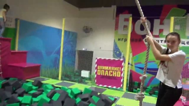 БАТУТНЫЙ ЦЕНТР смотреть онлайн