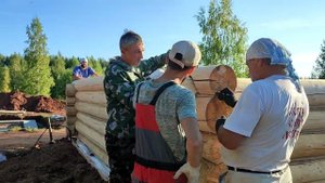 Поднимаем стены бани всей деревней