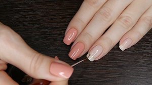 Нюдовый маникюр в минималистичном стиле (обычный лак)