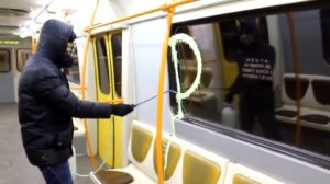 Тегает в вагонах метро