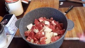 Как из жесткой говядины сделать нежное и сочное мясо? Легко. Мясо с маслом и бабушка скушает