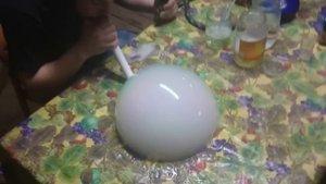 Возможно самый большой мыльный пузырь с дымом