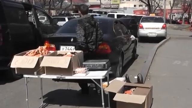 Испорченное мясо краба прятали от проверяющих в бананах и апельсинах смотреть онлайн