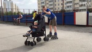 Малыш гуляет в коляске. Baby walks in a stroller.