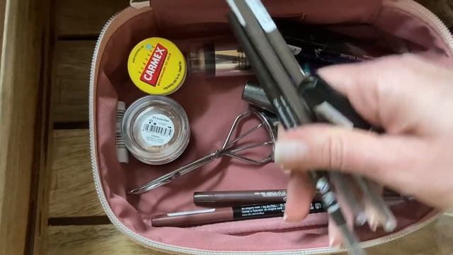 ЧТО В МОЕЙ СУМКЕ / КОСМЕТИЧКЕ || ДЕКОРАТИВНАЯ КОСМЕТИКА || WHAT’S IN MY BAG смотреть онлайн